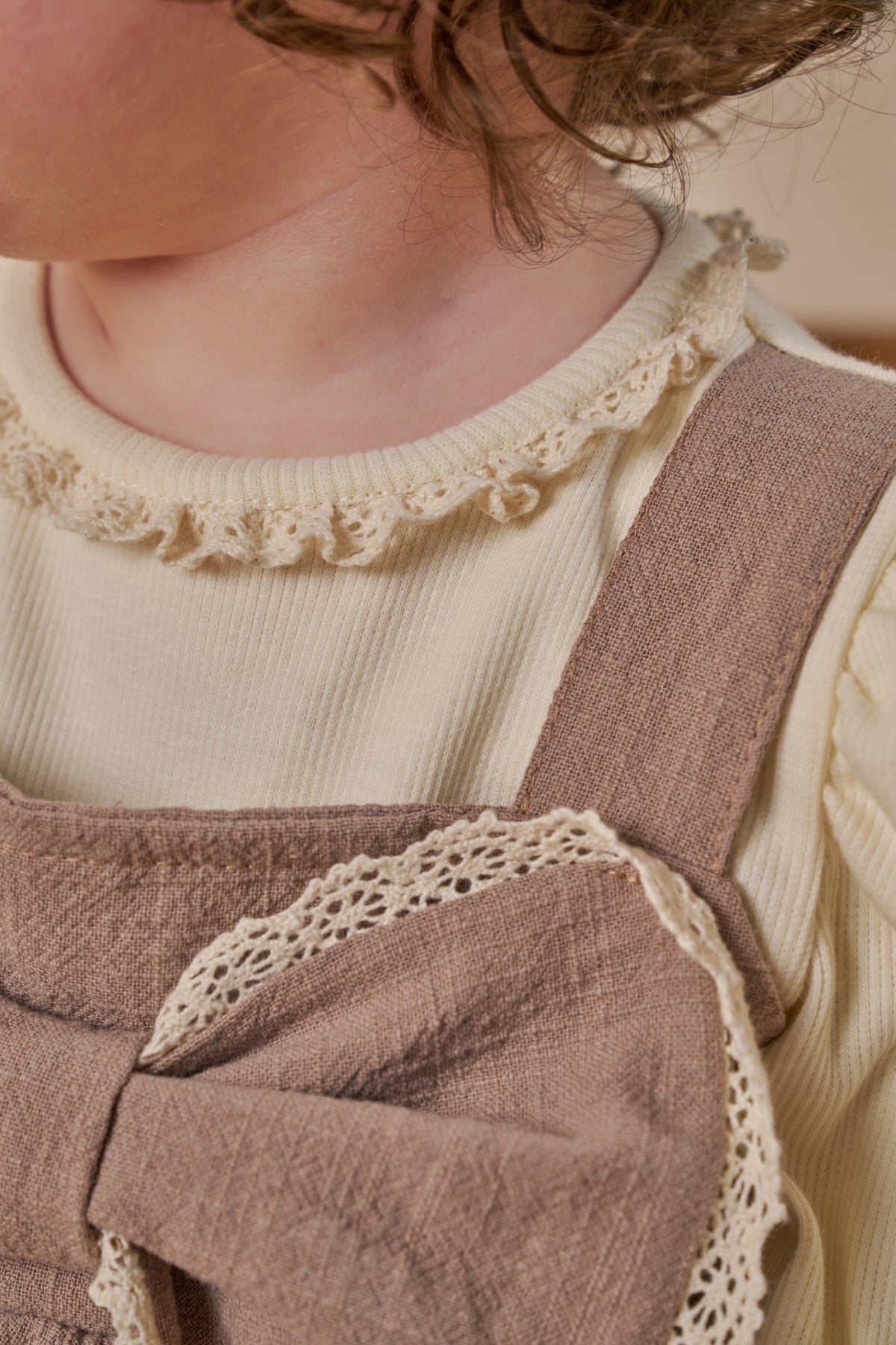 Dantelli Fiyonk Detaylı Bayramlık Kız Bebek Elbise