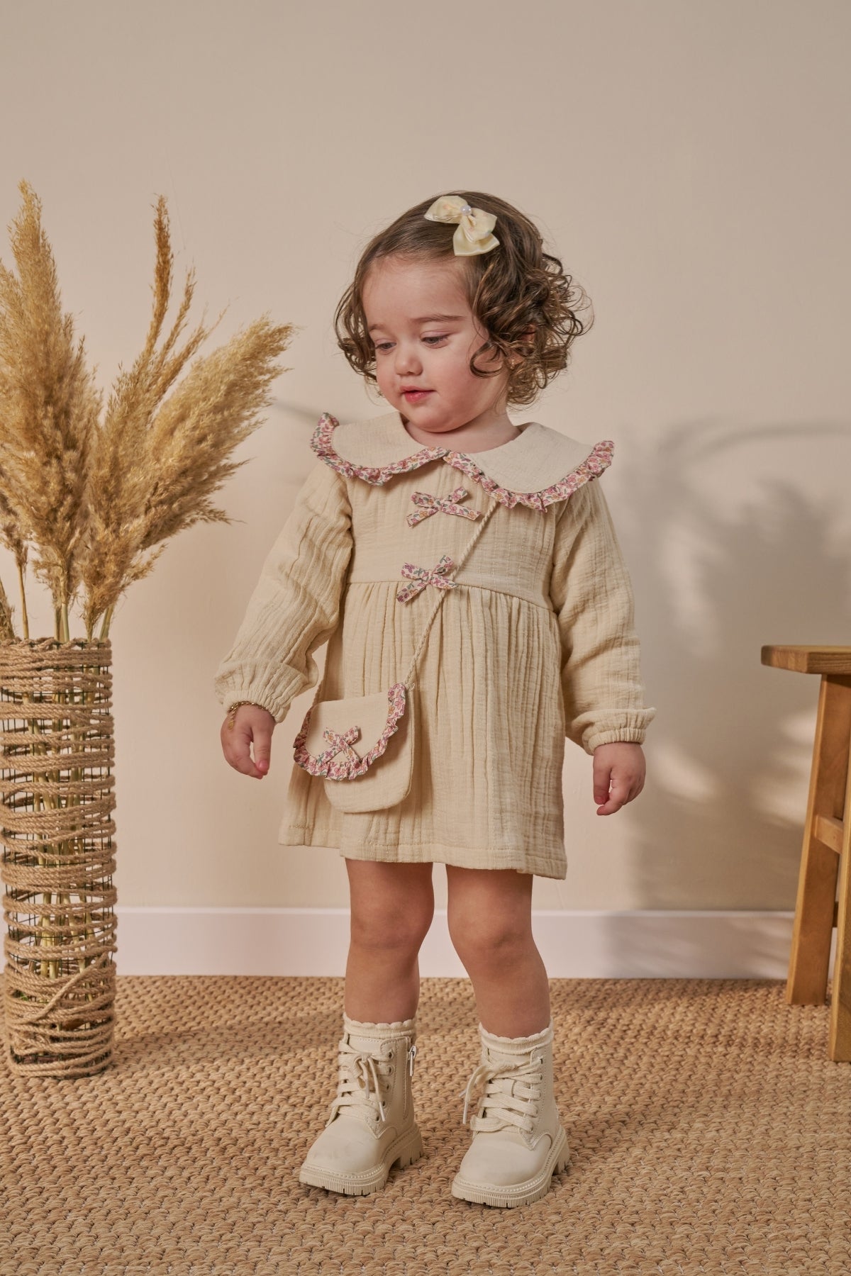 Fiyonk Detaylı Çantalı Bebe Yakalı Müslin Bayramlık Kız Bebek Elbise Krem