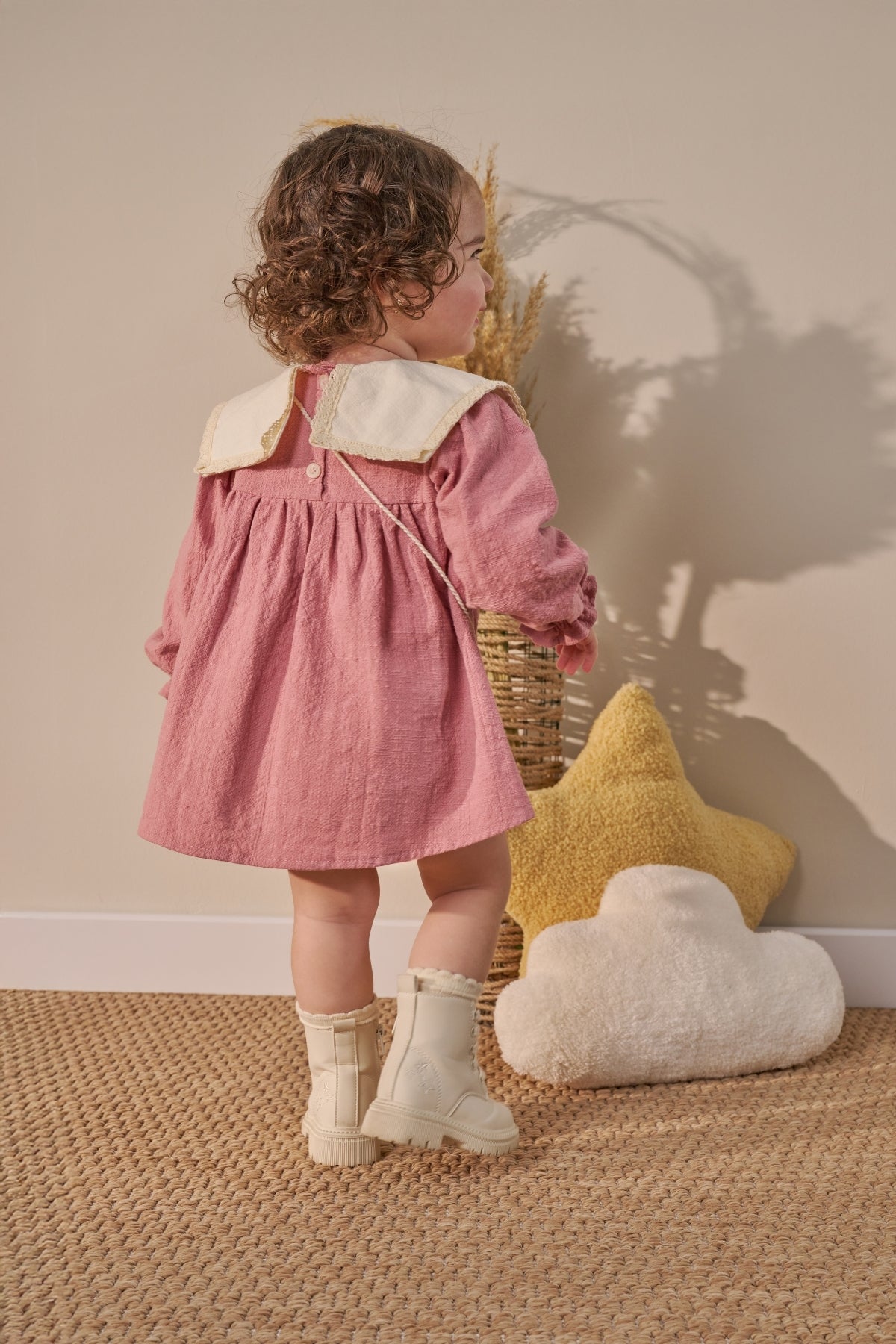 Nakış Detaylı Bebe Yaka Çantalı Bayramlık Keten Kız Bebek Elbise Pudra