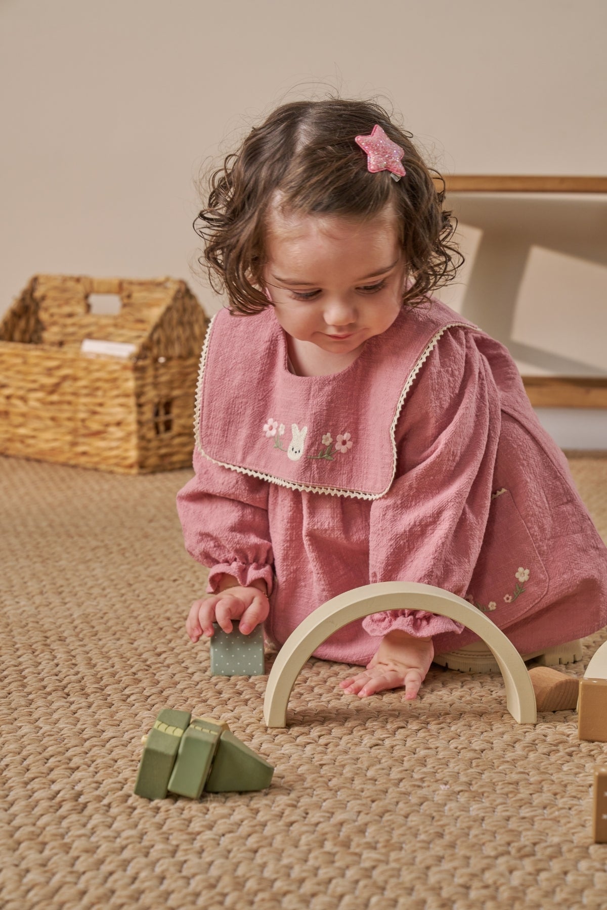 Nakış Detaylı Cepli Bebe Yaka Bayramlık Keten Kız Bebek Elbise
